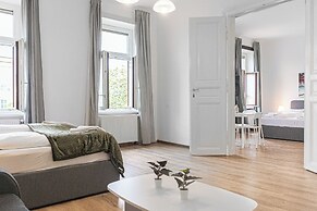 Cozy 2BR Stay Near AKH With WiFi