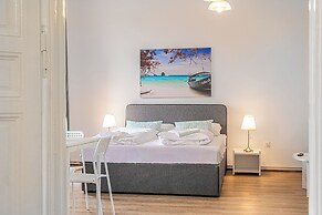 Cozy 2BR Stay Near AKH With WiFi