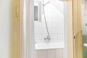 Quick Center Access 2BR Apt For Groups