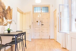 Quick Center Access 2BR Apt For Groups