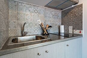 Burst - Chic Studio & Balcony in Larnaca