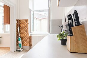 Easy Center Access 2BR Apt Near AKH