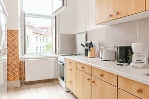 Easy Center Access 2BR Apt Near AKH