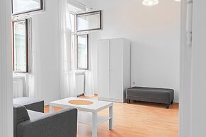 Easy Center Access 2BR Apt Near AKH