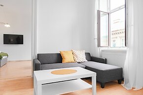 Easy Center Access 2BR Apt Near AKH