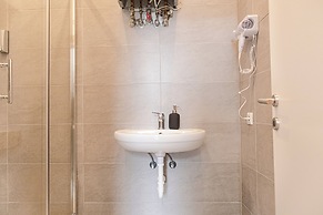 Easy Center Access 2BR Apt Near AKH