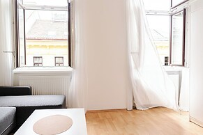 Easy Center Access 2BR Apt Near AKH