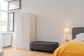 Easy Center Access 2BR Apt Near AKH