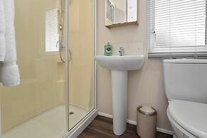 Premium Lodge - Sleeps 8 - Seton Sands Beach