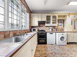 Spacious Home With Private Parking