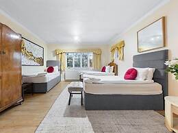 Spacious Home With Private Parking