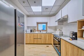 Manzil - Chic 2BR with Dubai Canal Views