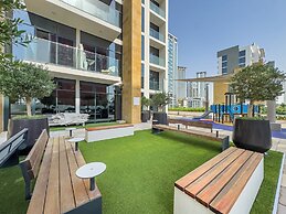 Superhost Modern 1BR in Azizi Riviera