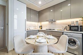 Superhost Modern 1BR in Azizi Riviera