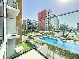 Superhost Modern 1BR in Azizi Riviera