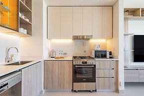 Superhost - 1BR Apartment, Balcony, Pool & Gym , Dubai Hills