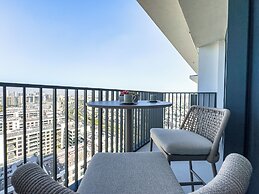 Superhost - 1BR Apartment, Balcony, Pool & Gym , Dubai Hills