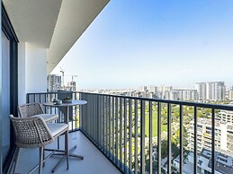 Superhost - 1BR Apartment, Balcony, Pool & Gym , Dubai Hills