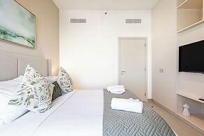 Superhost - 1BR Apartment, Balcony, Pool & Gym , Dubai Hills