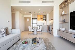 Superhost - 1BR Apartment, Balcony, Pool & Gym , Dubai Hills