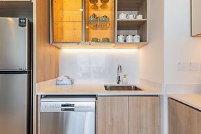 Superhost - 1BR Apartment, Balcony, Pool & Gym , Dubai Hills