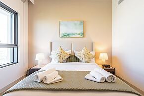 Superhost - 1BR Apartment, Balcony, Pool & Gym , Dubai Hills