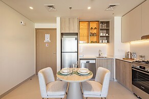 Superhost - 1BR Apartment, Balcony, Pool & Gym , Dubai Hills