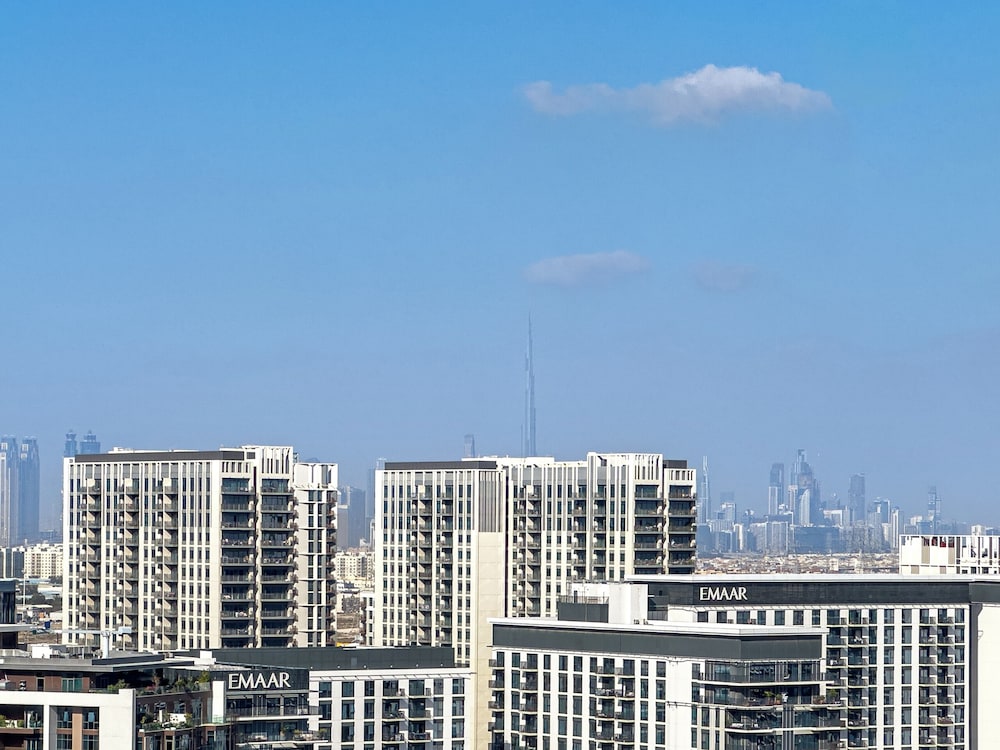 Superhost - 1BR Apartment, Balcony, Pool & Gym , Dubai Hills