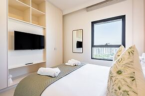 Superhost - 1BR Apartment, Balcony, Pool & Gym , Dubai Hills