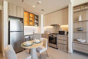 Superhost - 1BR Apartment, Balcony, Pool & Gym , Dubai Hills