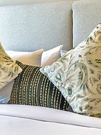 Superhost - 1BR Apartment, Balcony, Pool & Gym , Dubai Hills
