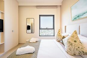 Superhost - 1BR Apartment, Balcony, Pool & Gym , Dubai Hills