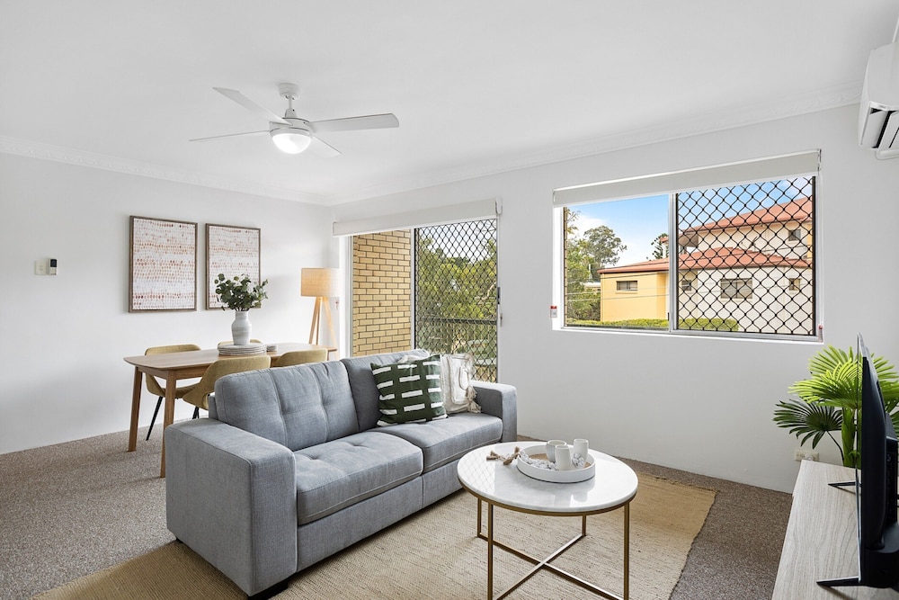 Spacious 2-bed Apartment Near City Centre