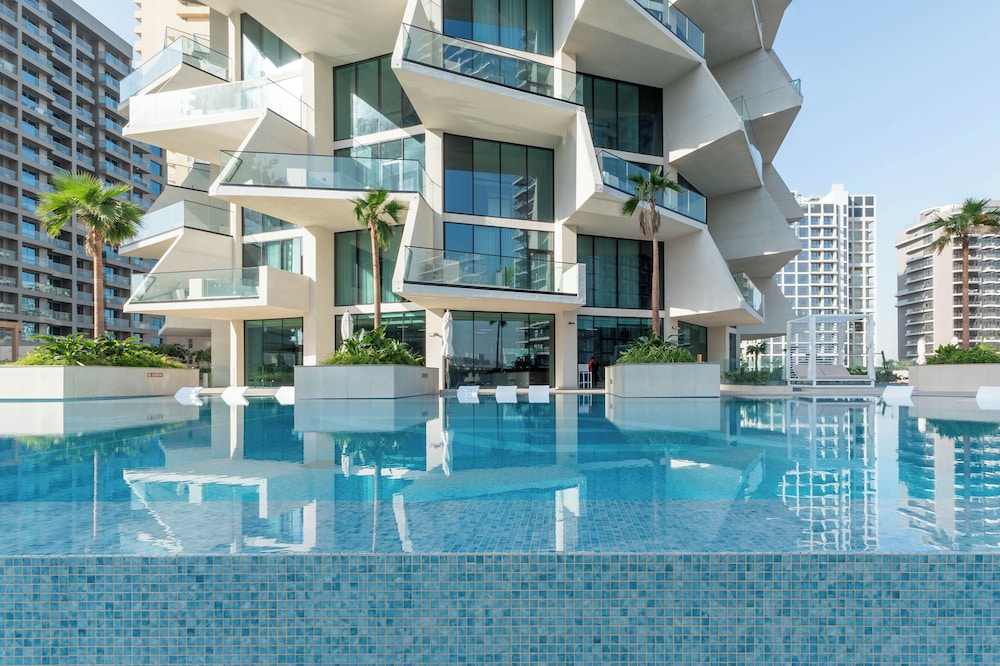 High-End 1BR - Private Pool & Views