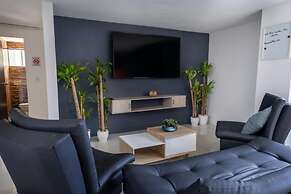 2 bedroom apartment 1 block Lleras park