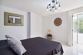 2 bedroom apartment 1 block Lleras park
