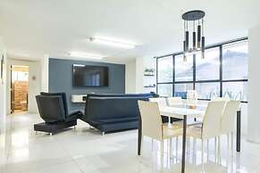 2 bedroom apartment 1 block Lleras park