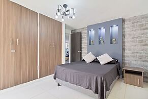 2 bedroom apartment 1 block Lleras park