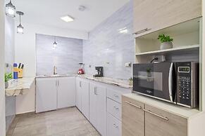 2bedroom with pooltable 1 block -Lleras