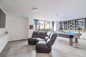 2bedroom with pooltable 1 block -Lleras