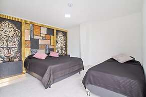 2bedroom with pooltable 1 block -Lleras