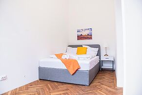 Easy Access 2BR Apartment Near AKH