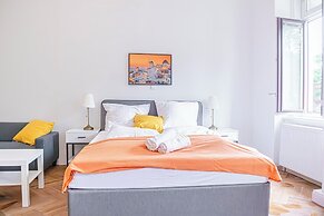 Easy Access 2BR Apartment Near AKH