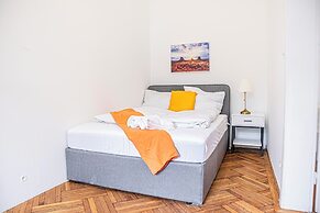 Easy Access 2BR Apartment Near AKH