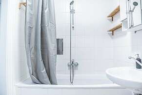 Easy Access 2BR Apartment Near AKH