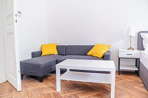 Easy Access 2BR Apartment Near AKH