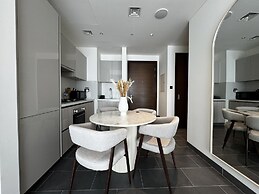 Luxury 1BR Apartment with Pool Access