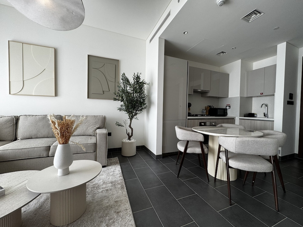 Luxury 1BR Apartment with Pool Access