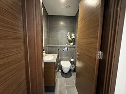Luxury 1BR Apartment with Pool Access