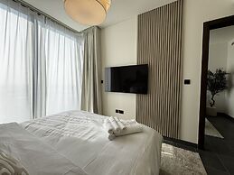 Luxury 1BR Apartment with Pool Access